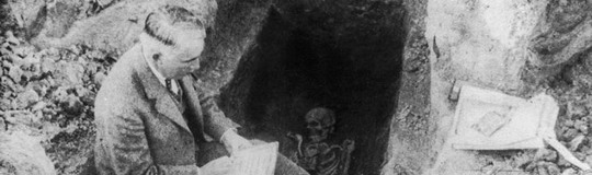 Móra tomando apuntes en una excavación