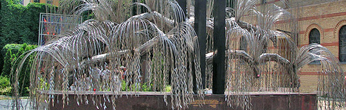 El rbol de la Vida en el Parque Memorial junto ala sinagoga de la calle Dohny. Las hojas del sauce llorn llevan grabados los nombres de algunas de las cerca de 600000 vctimas del holocausto. Foto: Attila Papp