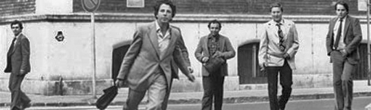 El miembro de la oposición democrática al régimen comunista, Ferenc Kőszeg, rodeado de agentes secretos. La singular foto fue sacada por Gábor Demszky, otro conocido disidente del sistema, en 1983.